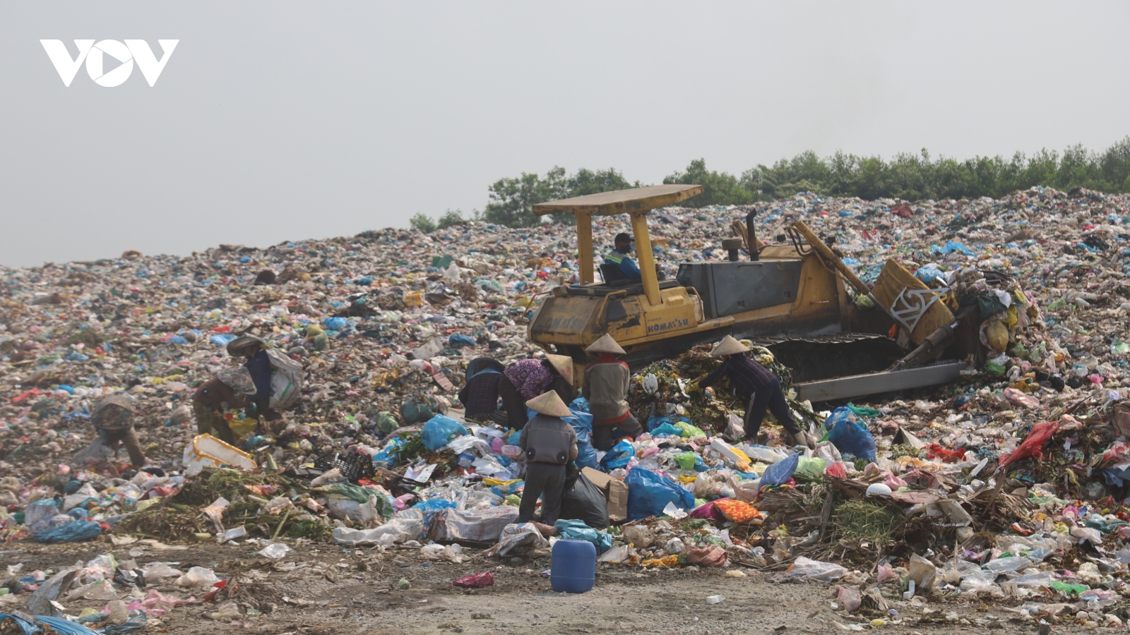 Quảng Ngãi: Bãi rác quá tải, nhà máy xử lý rác thải chậm tiến độ