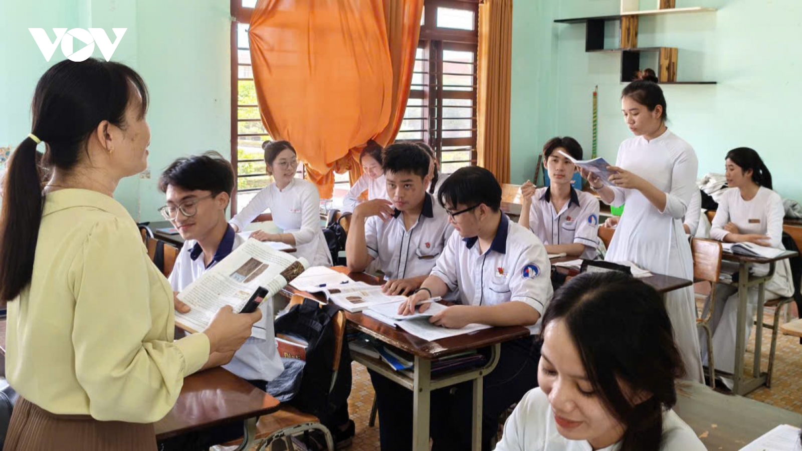 Giữa trùng khơi Phú Quý, học sinh lớp 12 gấp rút ôn thi tốt nghiệp