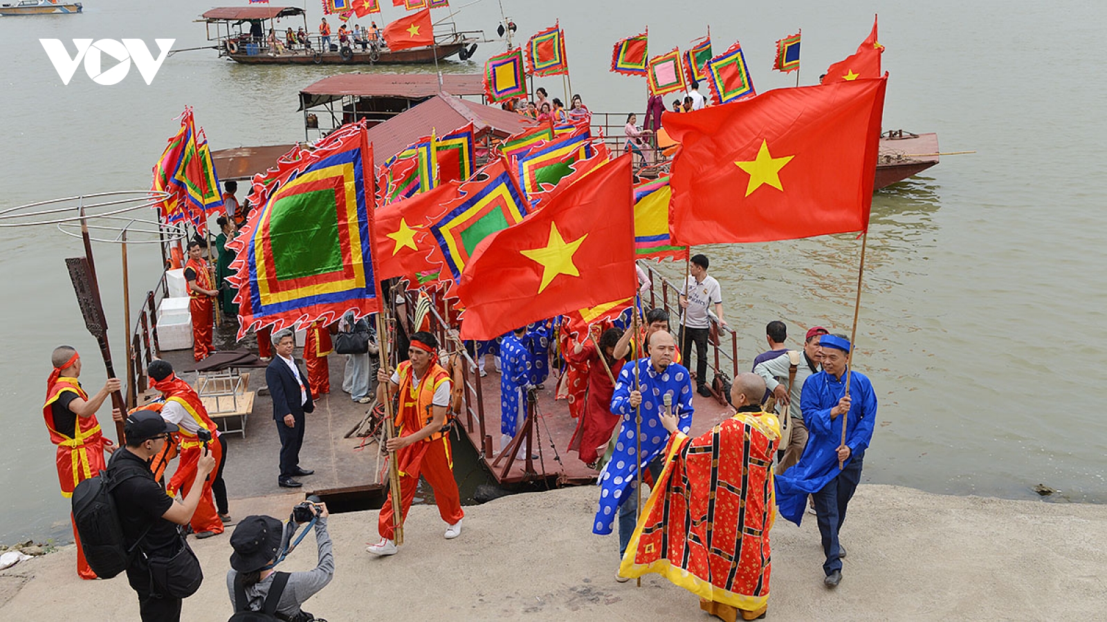 Đặc sắc nghi lễ rước nước cúng dâng Thánh tại Lễ hội truyền thống làng Bát Tràng