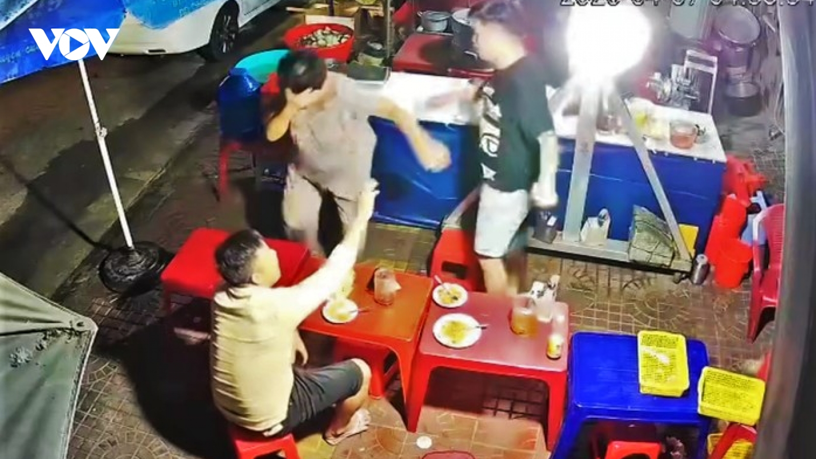 Xuất hiện clip thanh niên hành hung người phụ nữ lớn tuổi ở Gia Lai