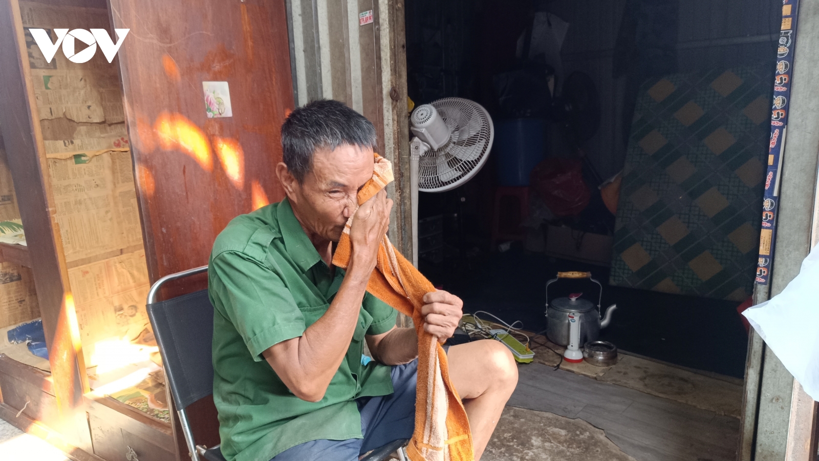 Nắng đỉnh điểm tại TP.HCM: Trắng đêm chạy xe, trưa ra lề đường trốn nóng