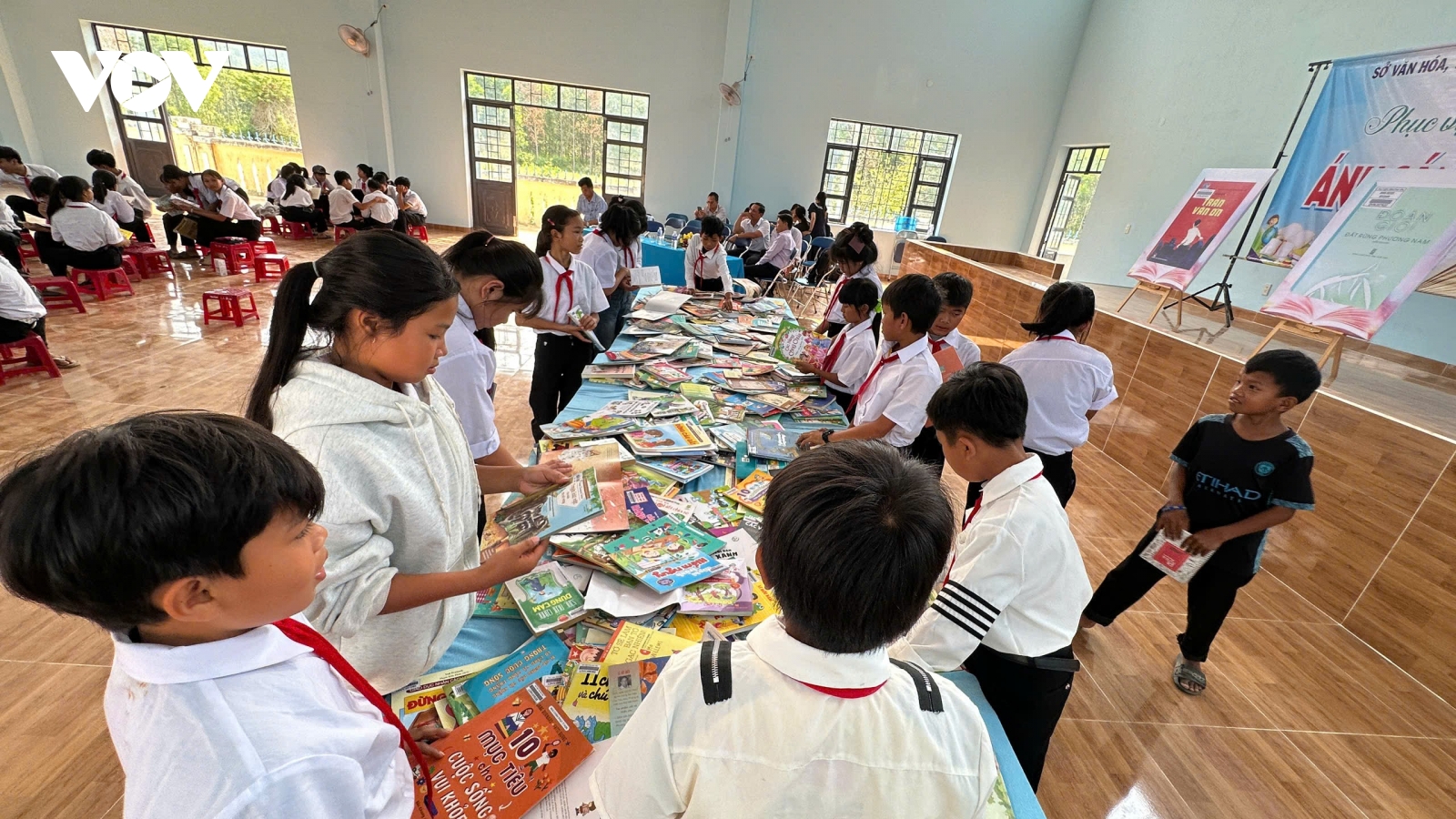 Học sinh vùng khó Đắk Lắk vui với sách trong Tuần lễ Văn hóa đọc