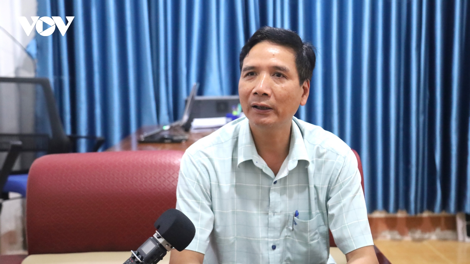 Cán bộ cơ sở miền núi Quảng Ngãi cùng nhau gánh việc