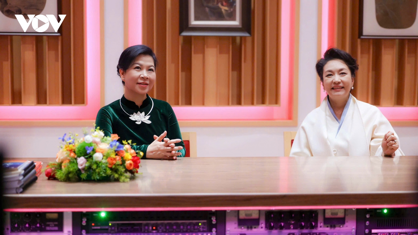 Phu nhân Ngô Phương Ly gặp gỡ, trao đổi với Phu nhân Bành Lệ Viên