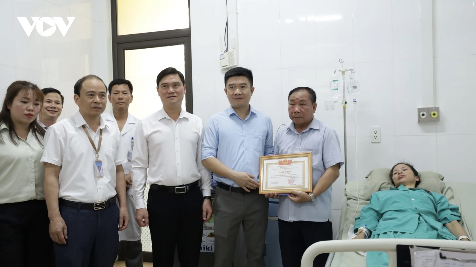 Khen thưởng nữ công nhân dũng cảm cứu người trong thiên tai