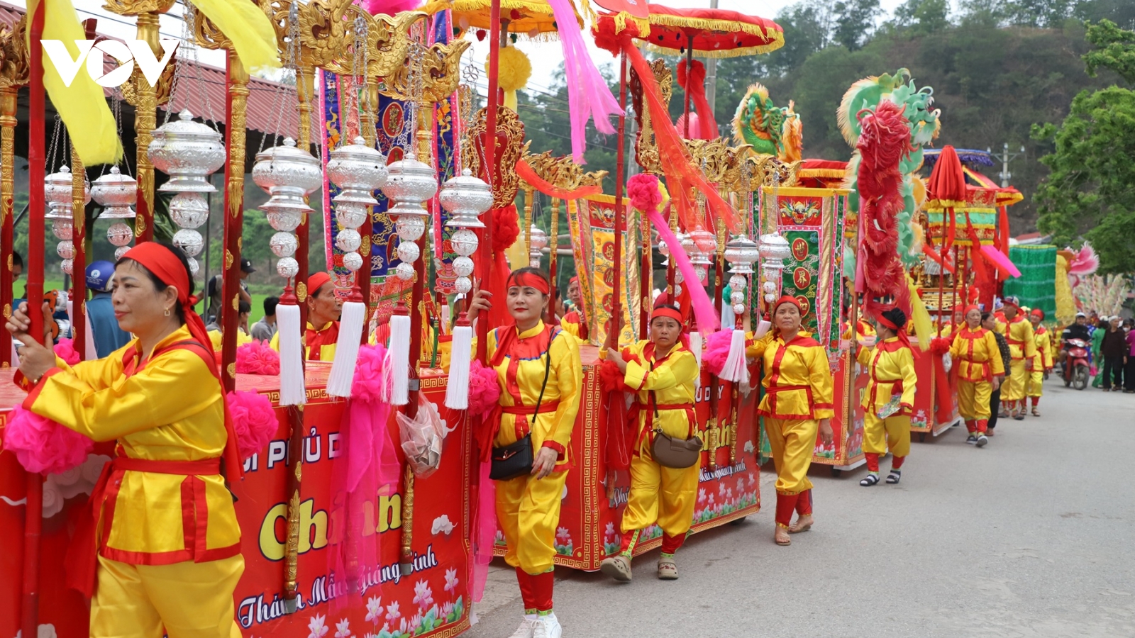 Sắc màu tháng Ba ở Phủ Dầy: Gói trọn chân tâm trong lễ rước thỉnh kinh