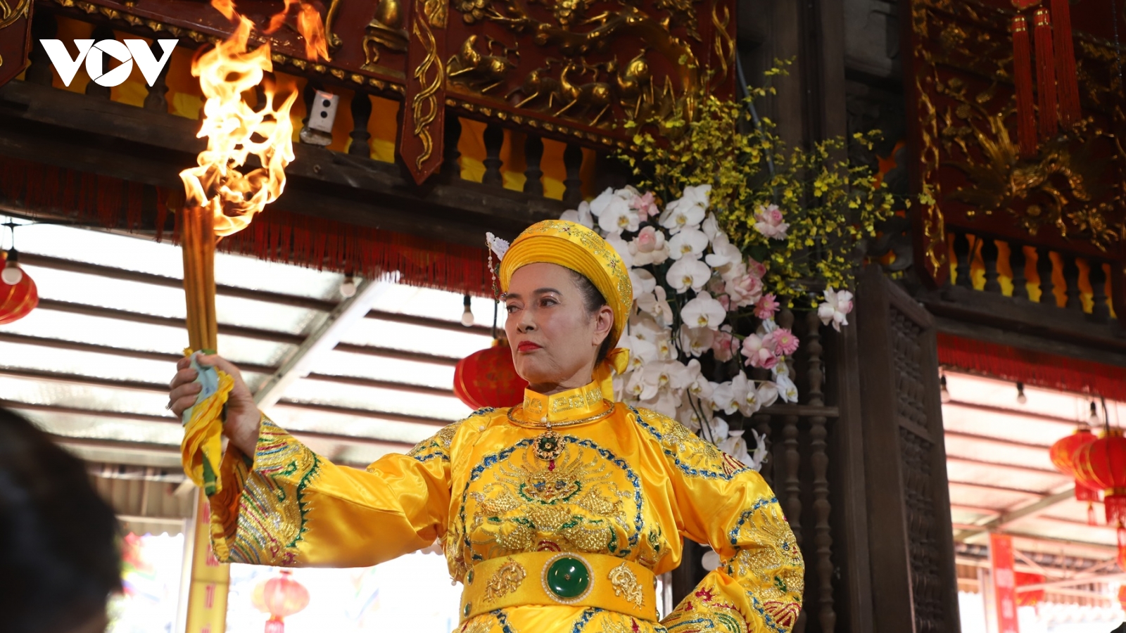 Huyền diệu sắc màu đạo mẫu qua những giá đồng của nghệ nhân ưu tú Trần Thị Huệ