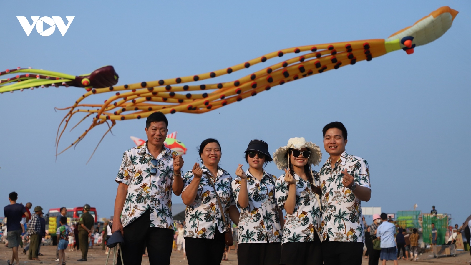 Hàng vạn du khách đổ về biển Thịnh Long (Ninh Bình) ngày khai mạc