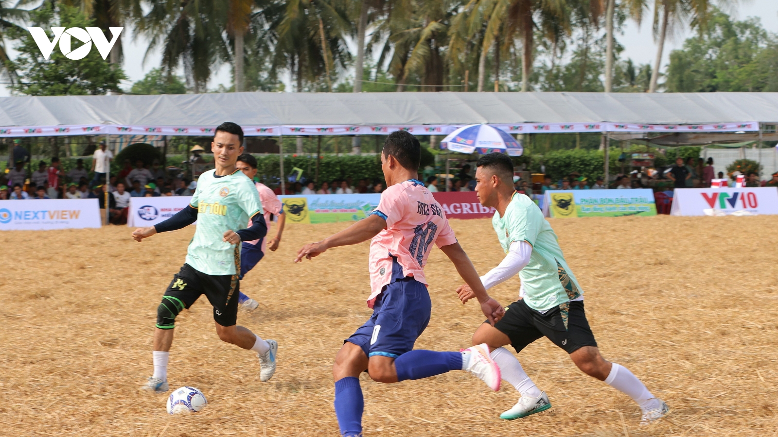 Những cầu thủ nông dân trên sân ruộng ngày Tết Chôl Chnăm Thmây