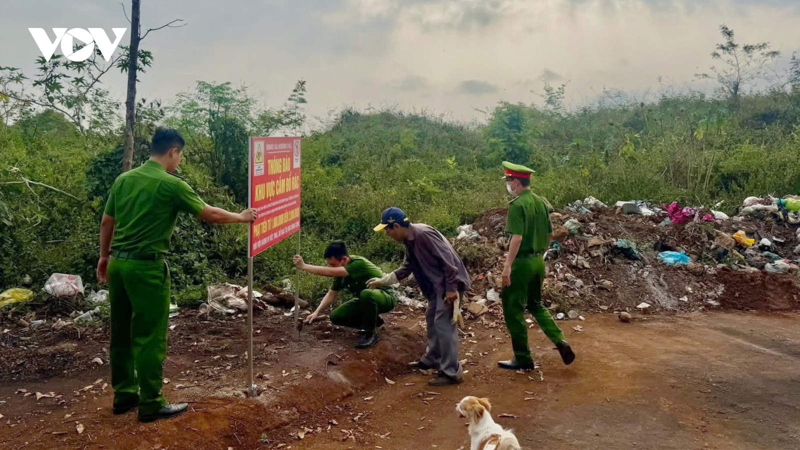 Dùng ô tô chở rác đi đổ trộm, nam thanh niên bị phạt 1,5 triệu, buộc dọn sạch rác