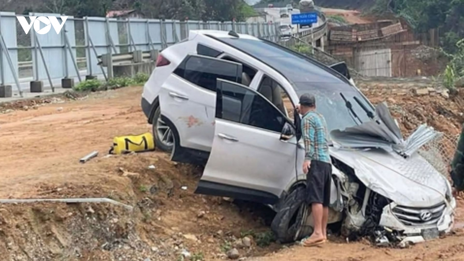 Cán bộ công an tử vong sau khi ô tô va vào rào chắn trên cao tốc Nội Bài - Lào Cai