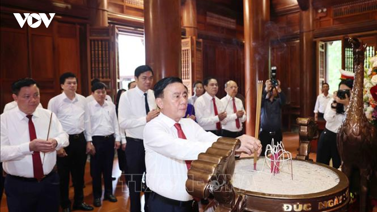 Thường trực Ban Bí thư dâng hương tưởng niệm Chủ tịch Hồ Chí Minh tại Nghệ An