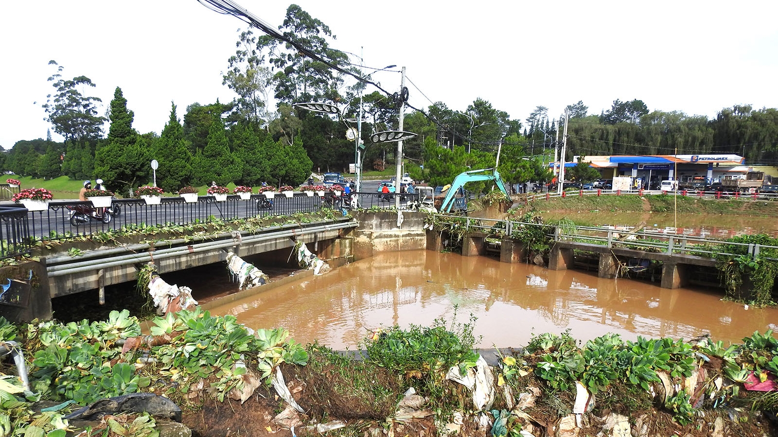 Lâm Đồng đầu tư 48 tỷ đồng ngăn bùn, rác cho hồ Xuân Hương