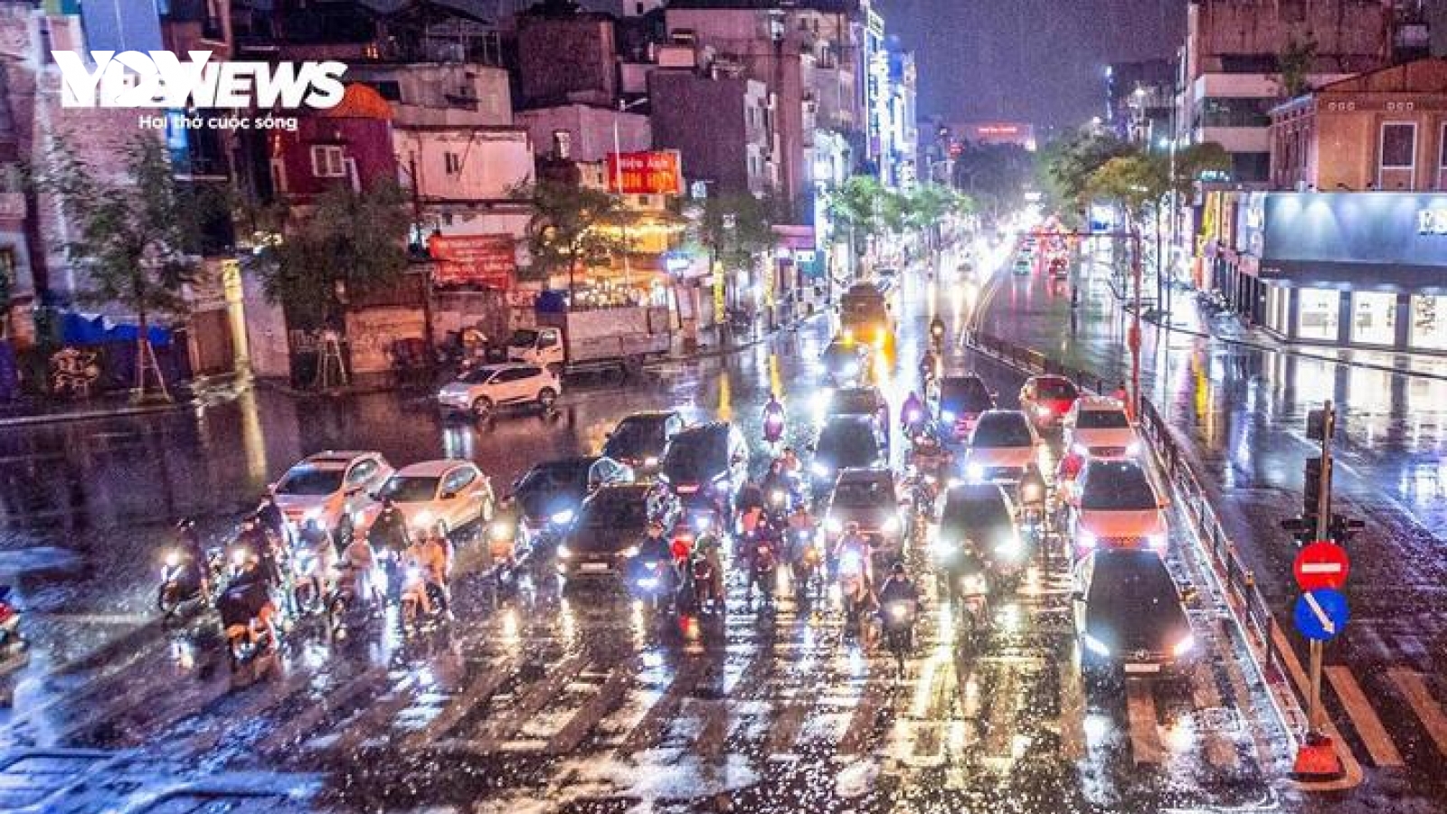 Miền Bắc đón không khí lạnh gây mưa lớn từ chiều tối mai, đề phòng dông lốc
