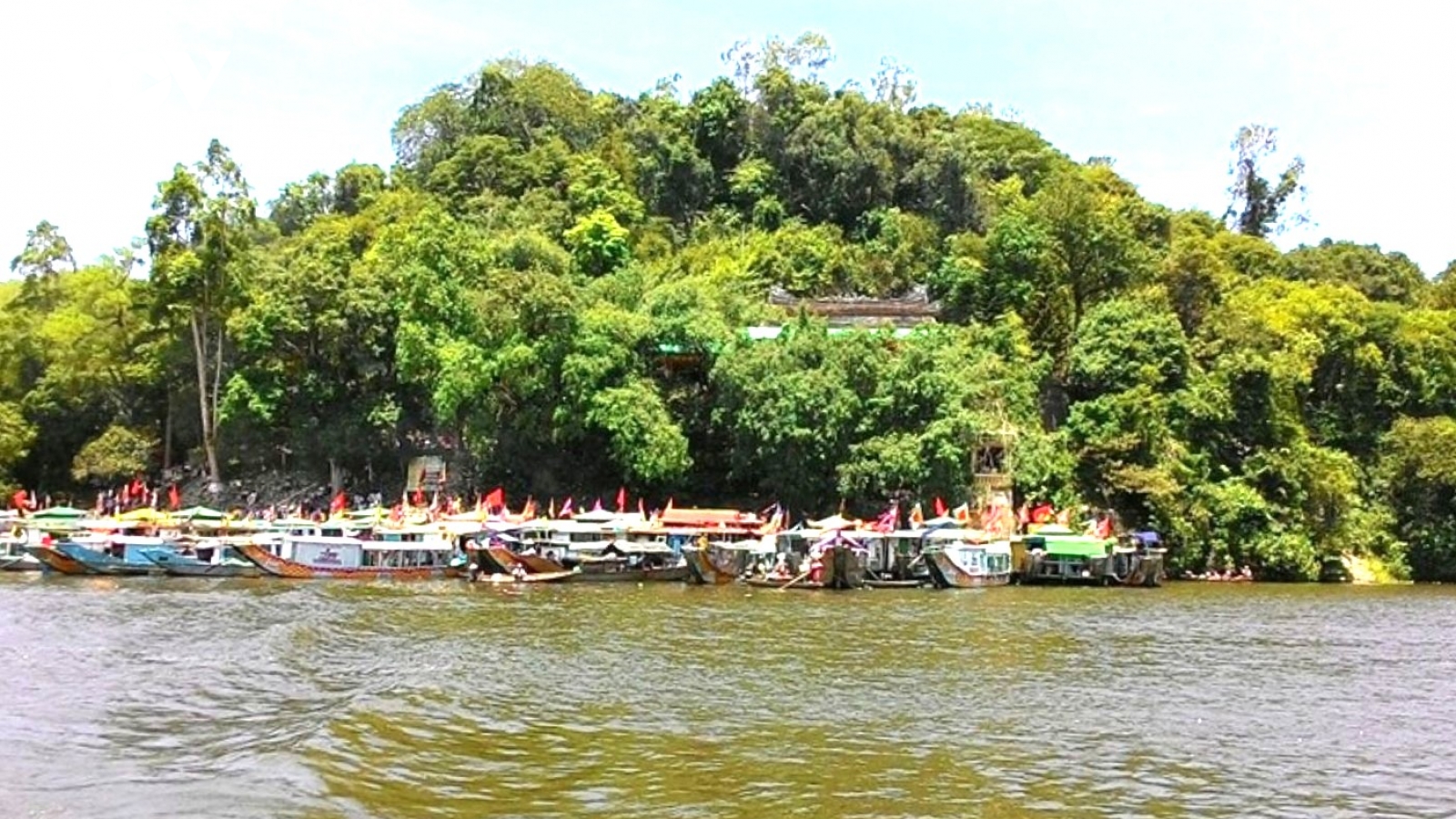 Hàng ngàn người dân và du khách đến với lễ hội Điện Huệ Nam