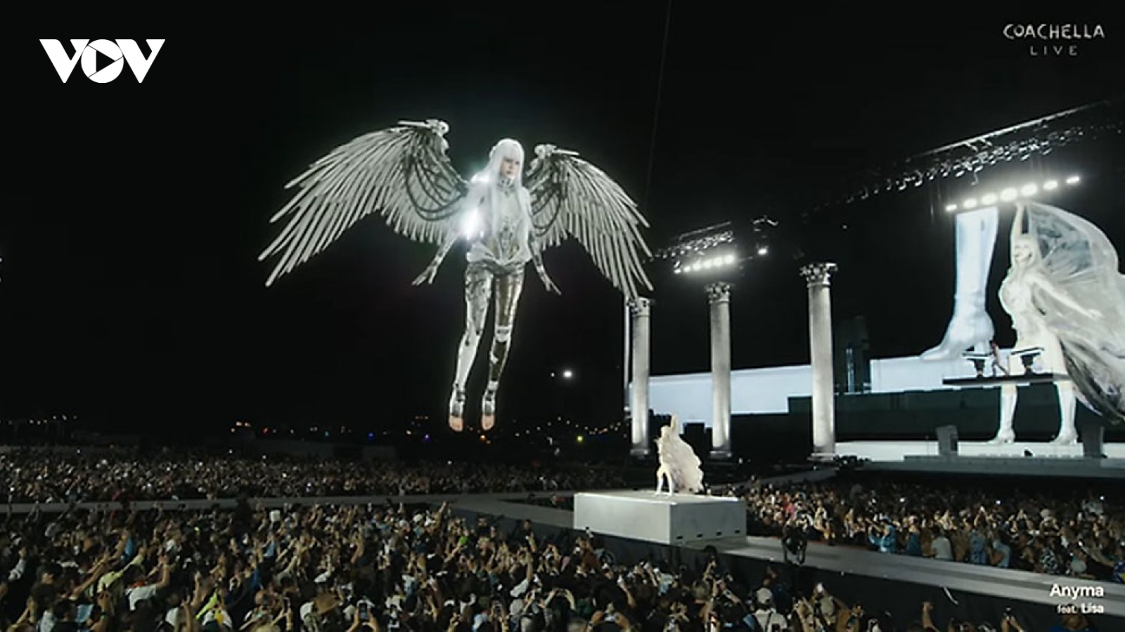Lisa gây ấn tượng mạnh tại Coachella với tạo hình "giống trí tuệ nhân tạo"