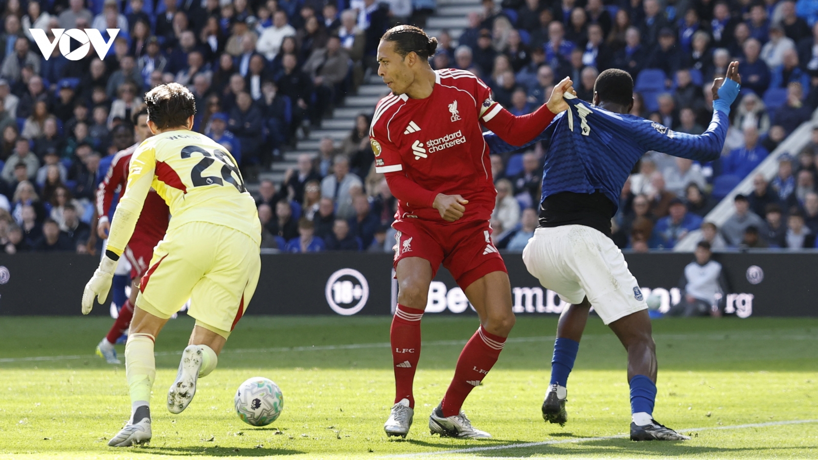 Kết quả bóng đá hôm nay 19/4: Liverpool đánh bại Everton theo kịch bản khó tin