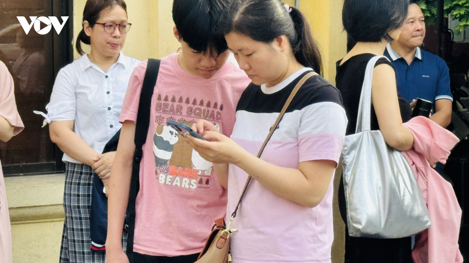 Hồ sơ vào lớp 10 trường top Hà Nội tăng, phụ huynh cân não chọn nguyện vọng