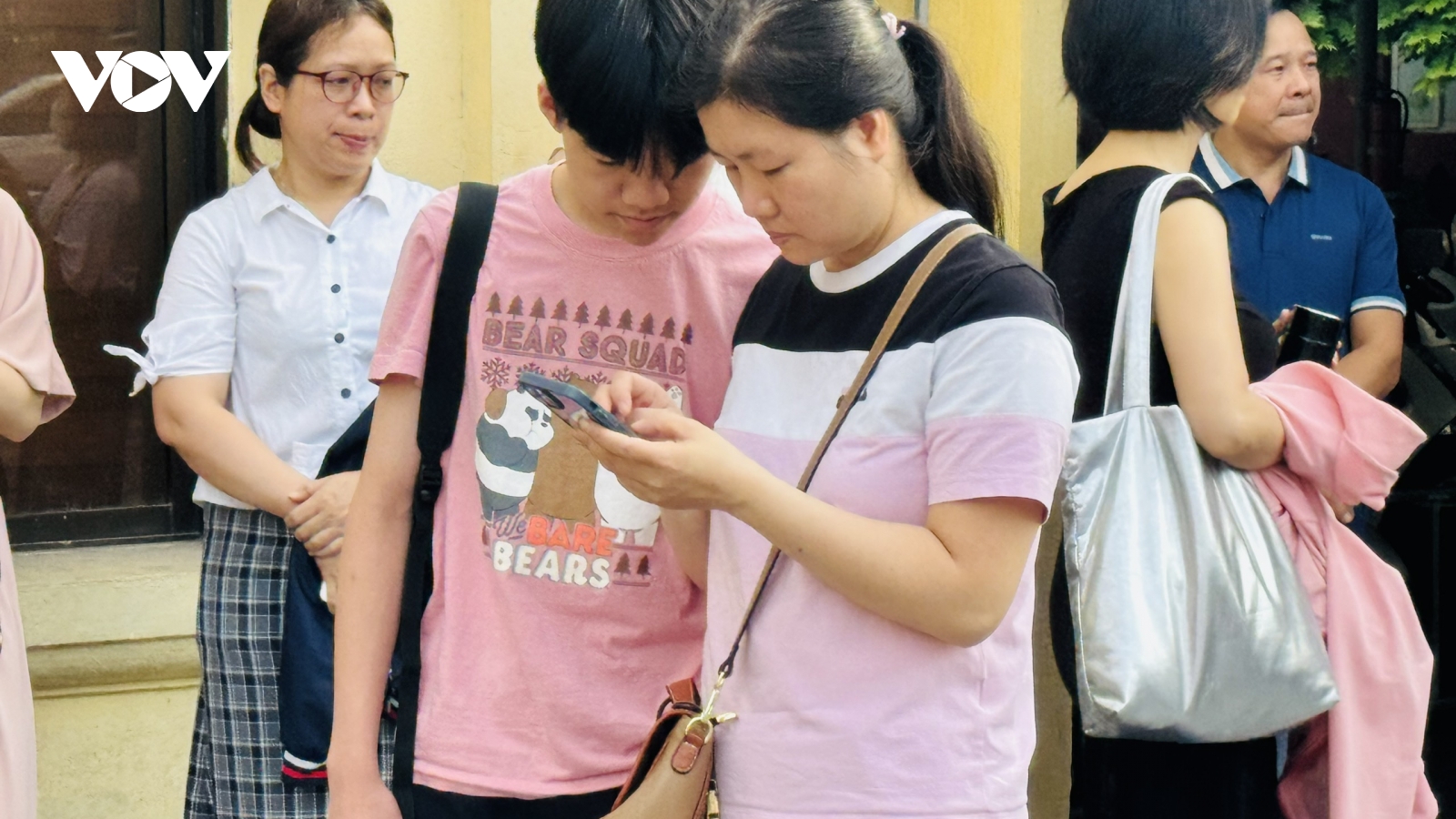 Hồ sơ vào lớp 10 trường top Hà Nội tăng, phụ huynh cân não chọn nguyện vọng