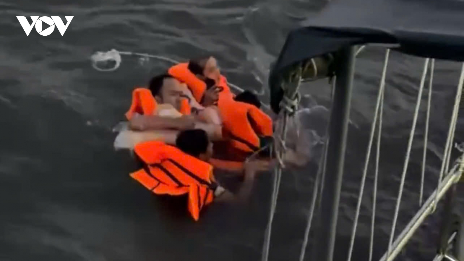 Cứu hộ 4 thuyền viên gặp nạn trên biển Đồng Tháp