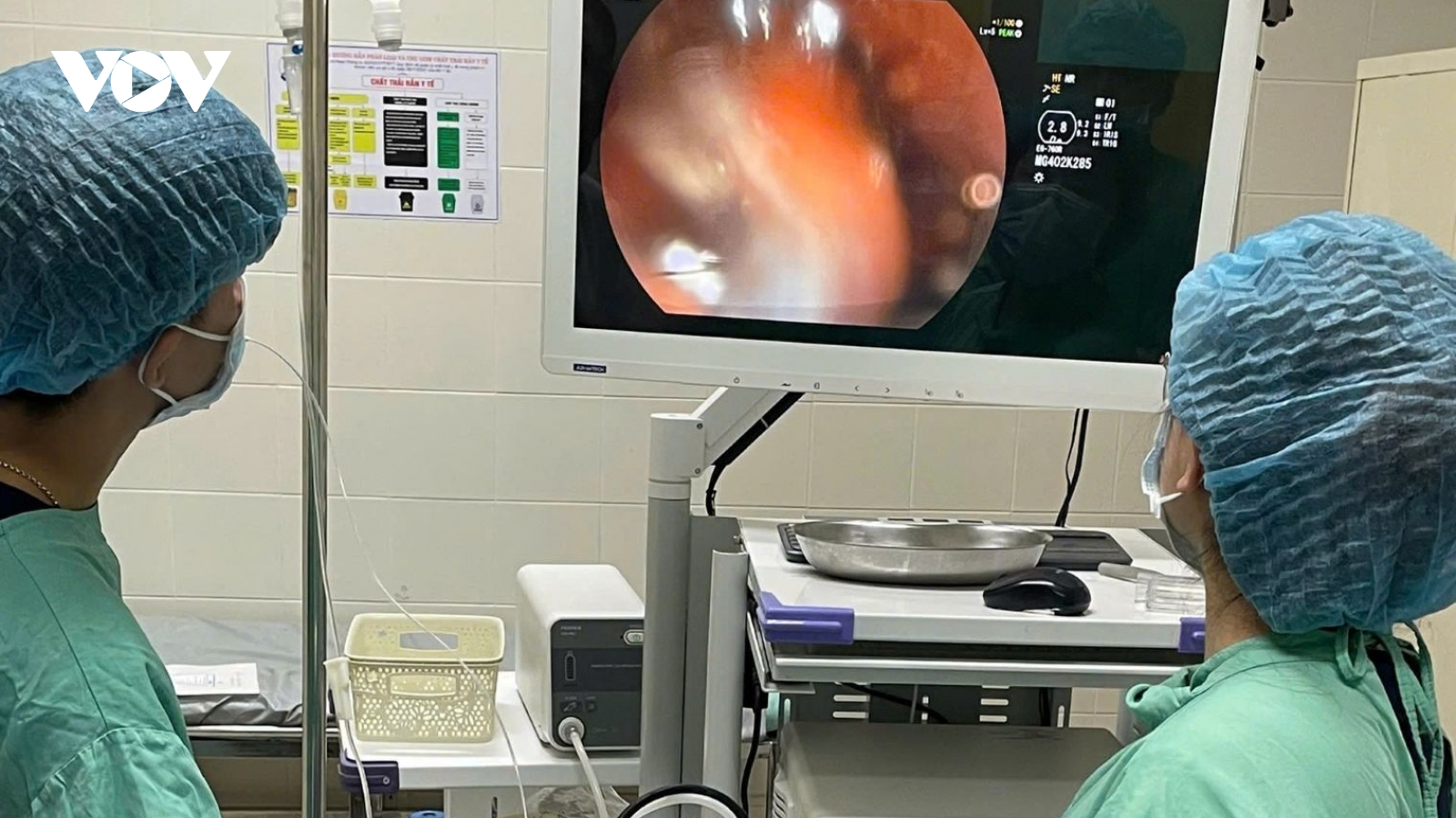 Cứu bệnh nhân nuốt cùng lúc 3 bàn chải đánh răng dài gần 20cm