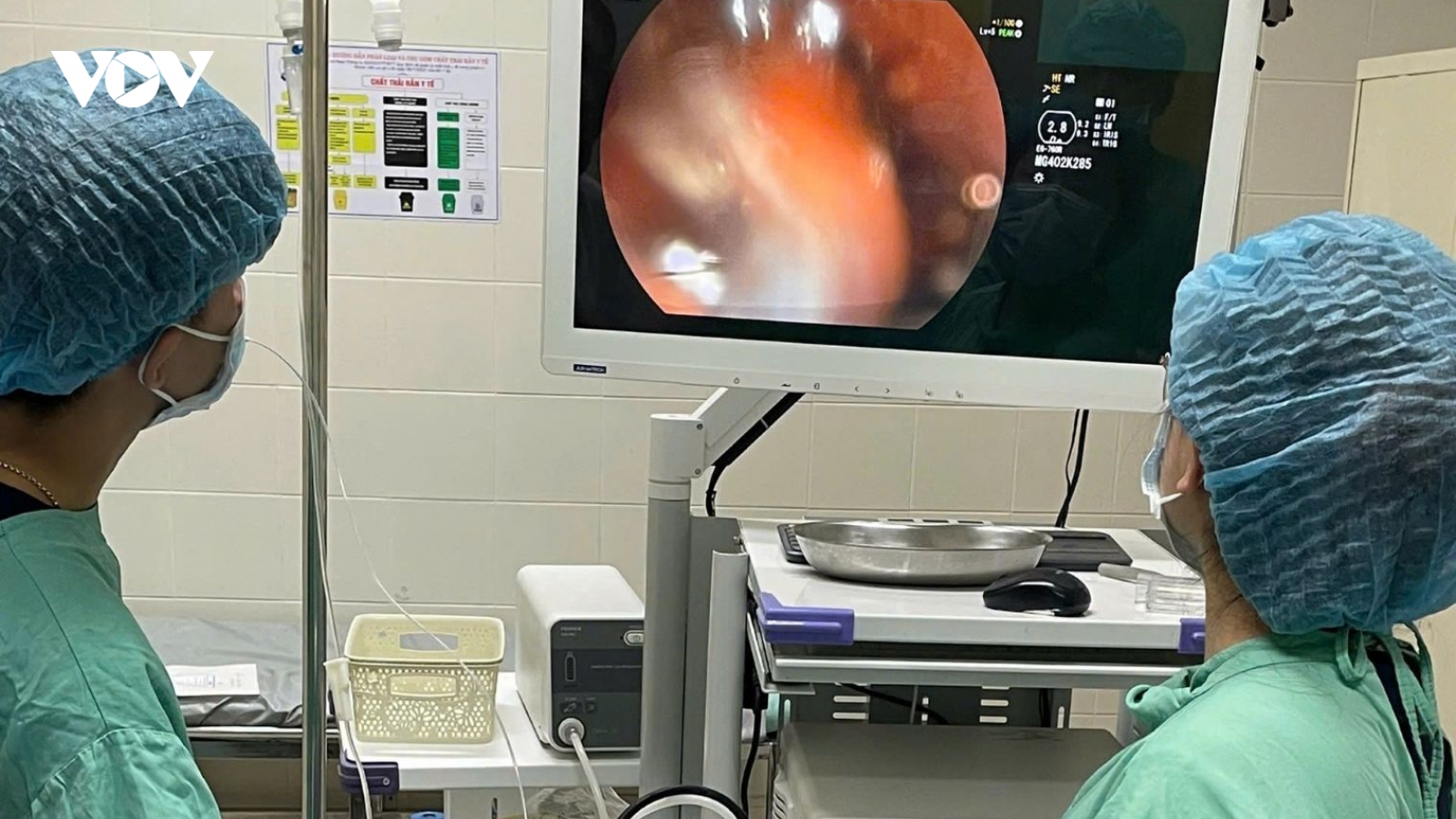 Cứu bệnh nhân nuốt cùng lúc 3 bàn chải đánh răng dài gần 20cm
