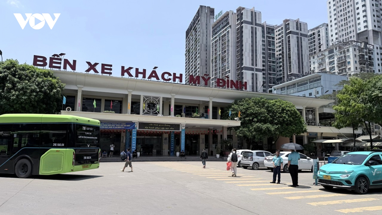 Kỳ nghỉ lễ: Bến xe truyền thống ế khách, xe limousine, xe ghép kín chỗ