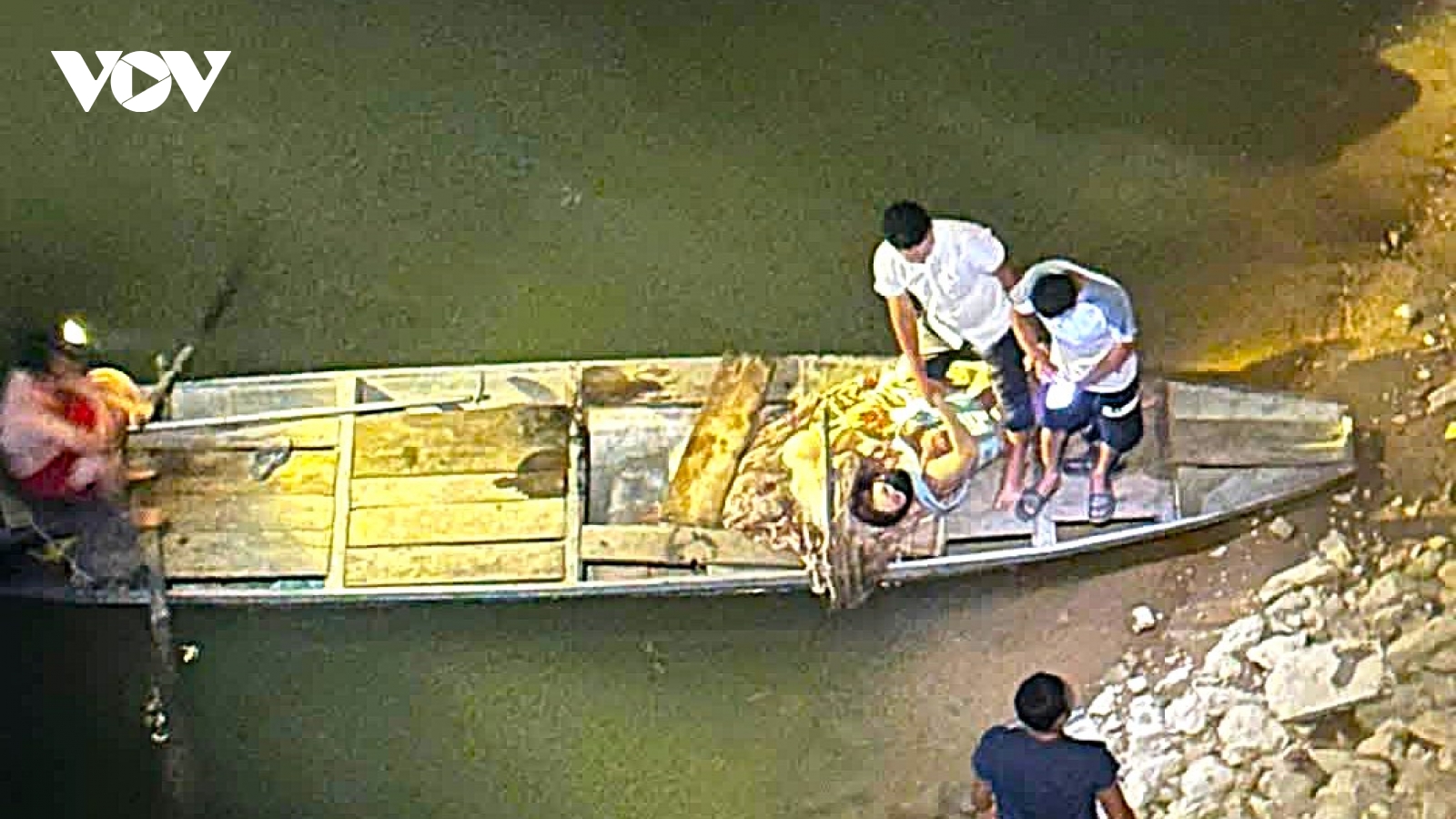 Khen thưởng người đàn ông ở Nghệ An dũng cảm cứu hai mẹ con nhảy cầu trong đêm