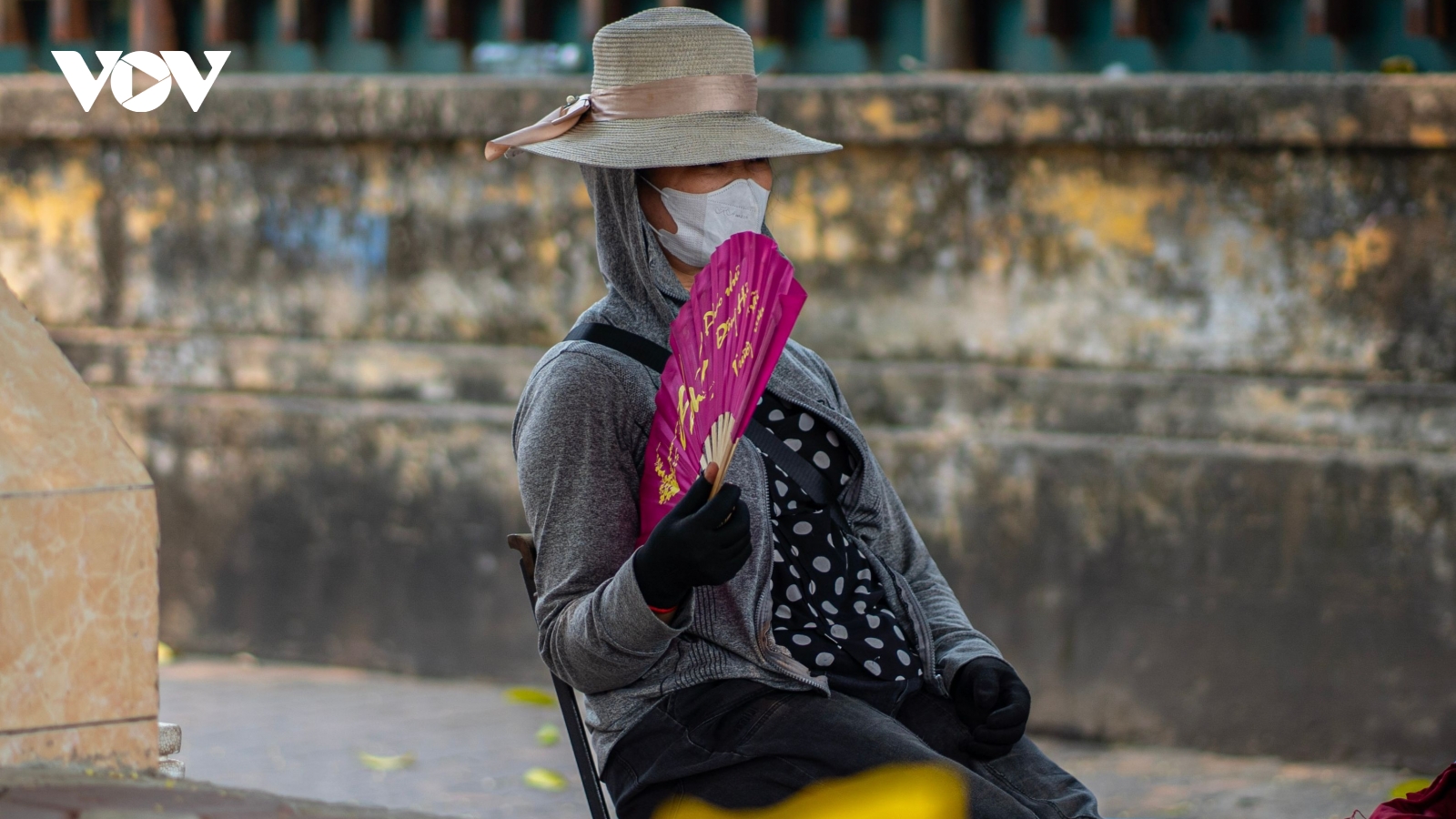 Người Hà Nội bịt kín mít đối phó với nắng nóng ngột ngạt đầu mùa