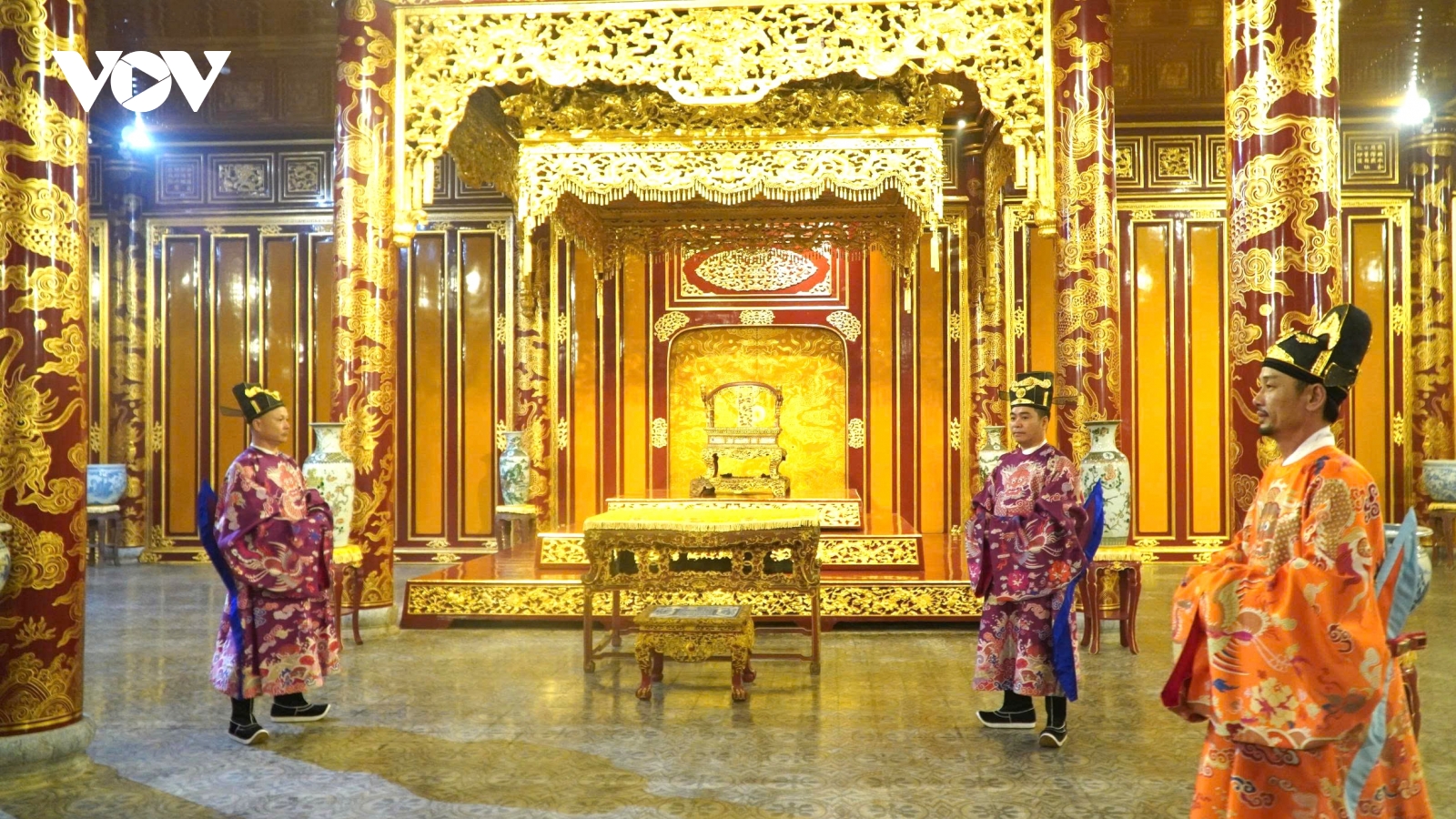 Sau sự cố bị xâm hại gần 1 năm, ngai vua triều Nguyễn chưa được phục chế