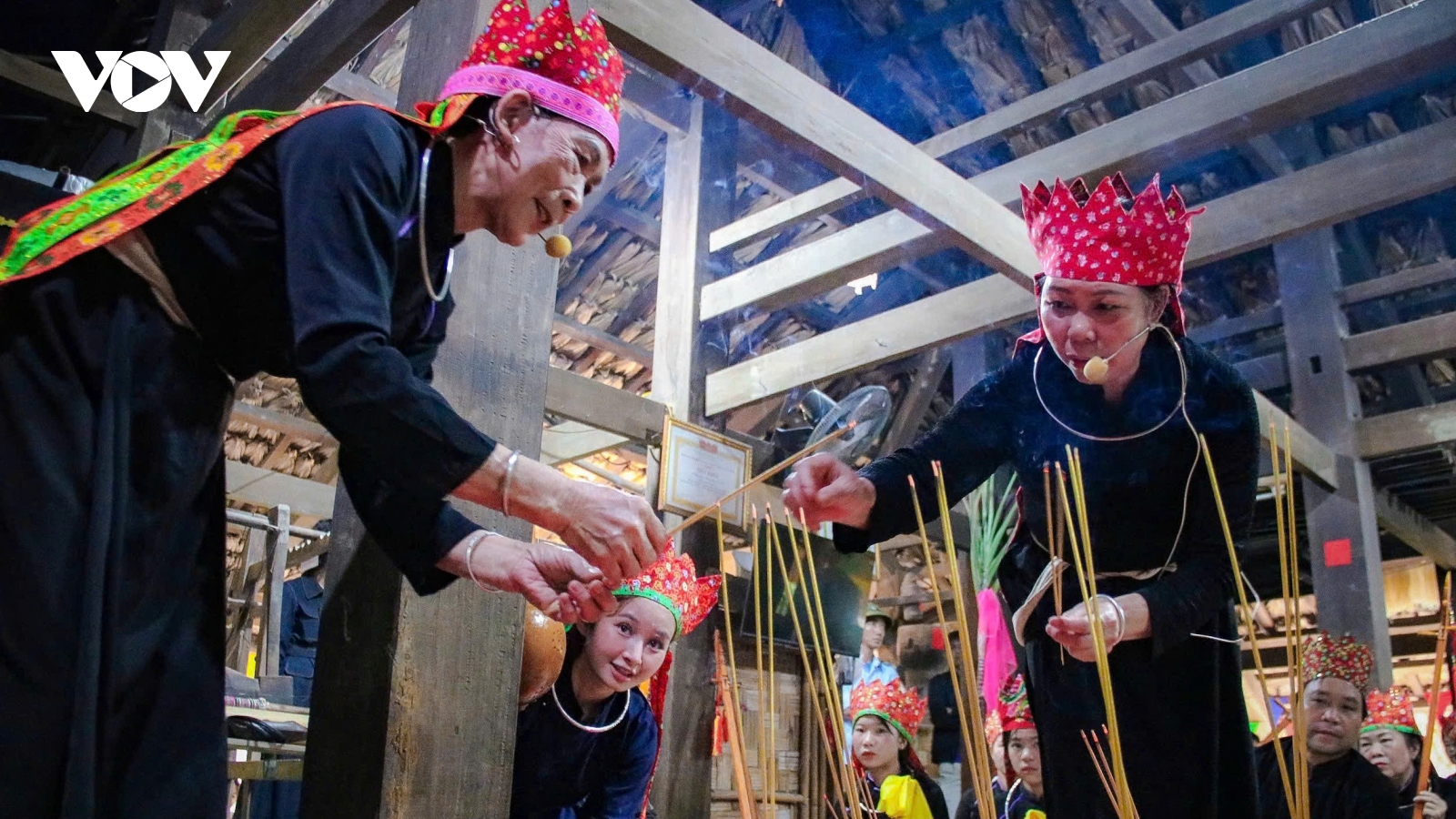 Nghi lễ “Nhận và dạy con tràng nhập môn” trao truyền nghề Then của dân tộc Tày