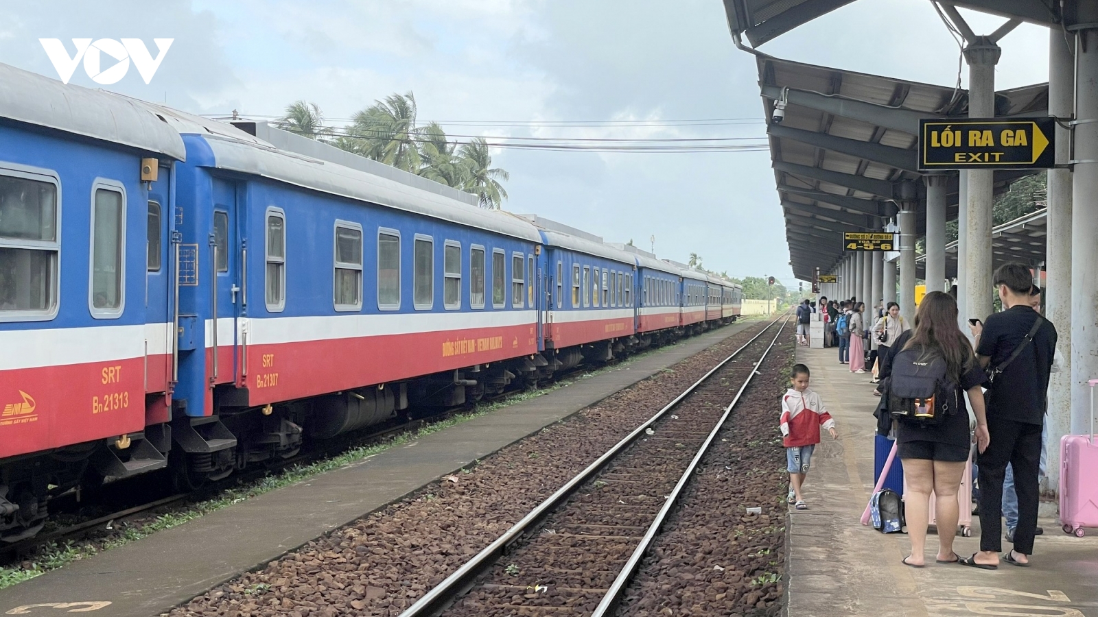 TP.HCM: Vé xe lễ 30/4 còn nhiều, khách chờ giờ chót