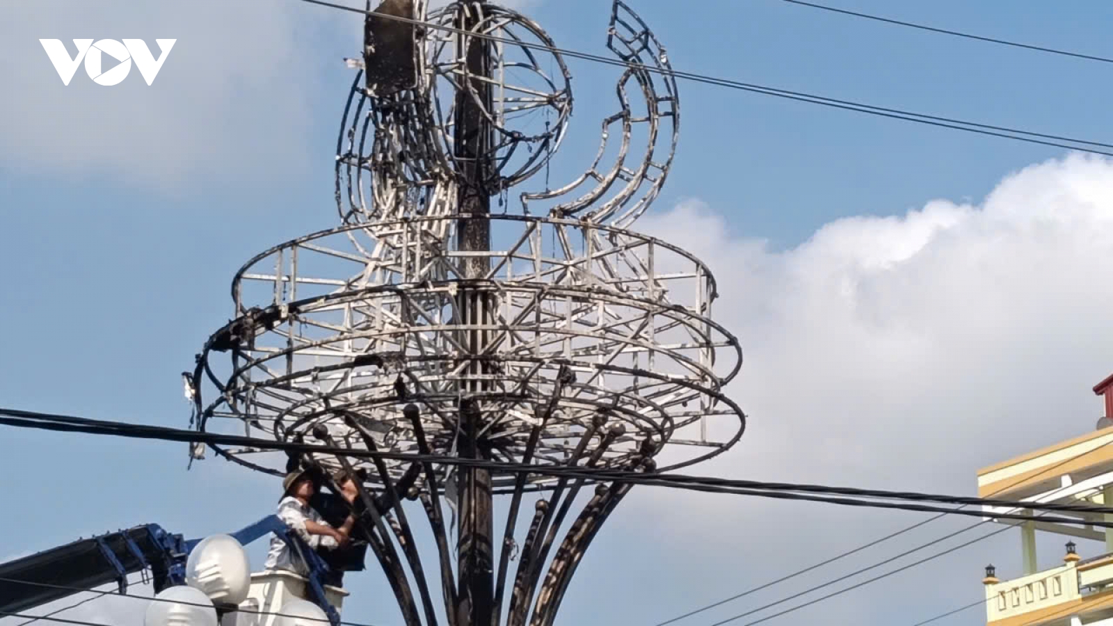 Công trình trang trí nơi công cộng bị lửa thiêu rụi tại Đồng Tháp