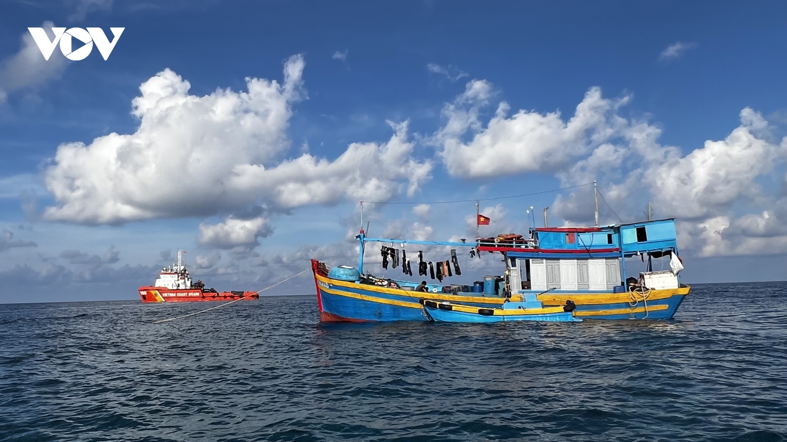 Tàu CSB 9001 kịp thời hỗ trợ, cứu chữa ngư dân Lâm Đồng bị nạn trên biển