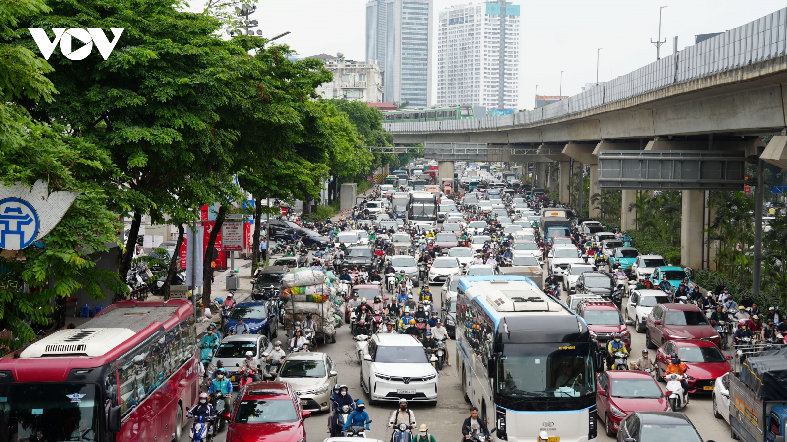 Người dân rời Thủ đô về nghỉ lễ, cửa ngõ phía Nam Hà Nội ùn tắc cục bộ