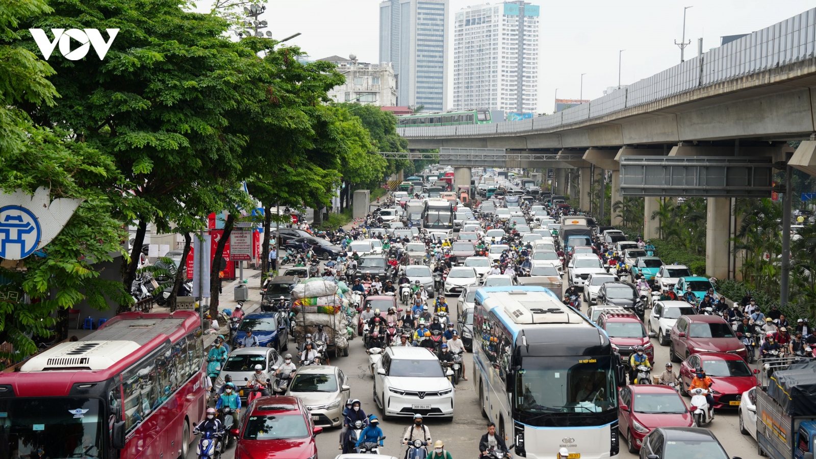 Người dân rời Thủ đô về nghỉ lễ, cửa ngõ phía Nam Hà Nội ùn tắc cục bộ