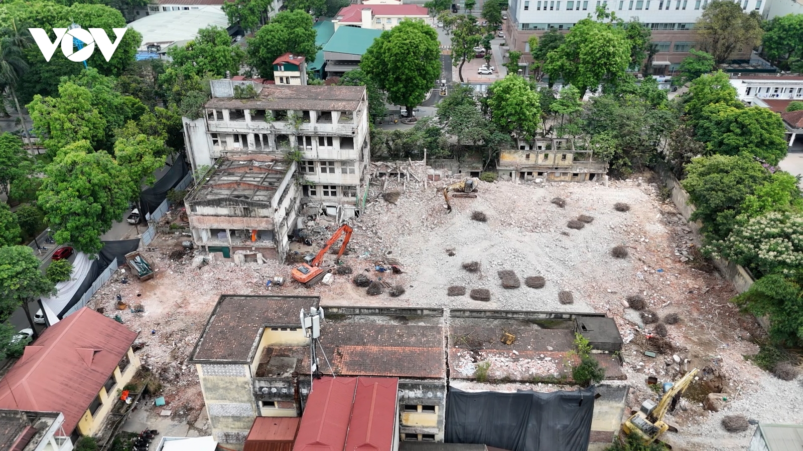 Cận cảnh phá dỡ khu đất “địa chỉ giới trẻ” một thời, mở rộng Nhà tang lễ Quốc gia