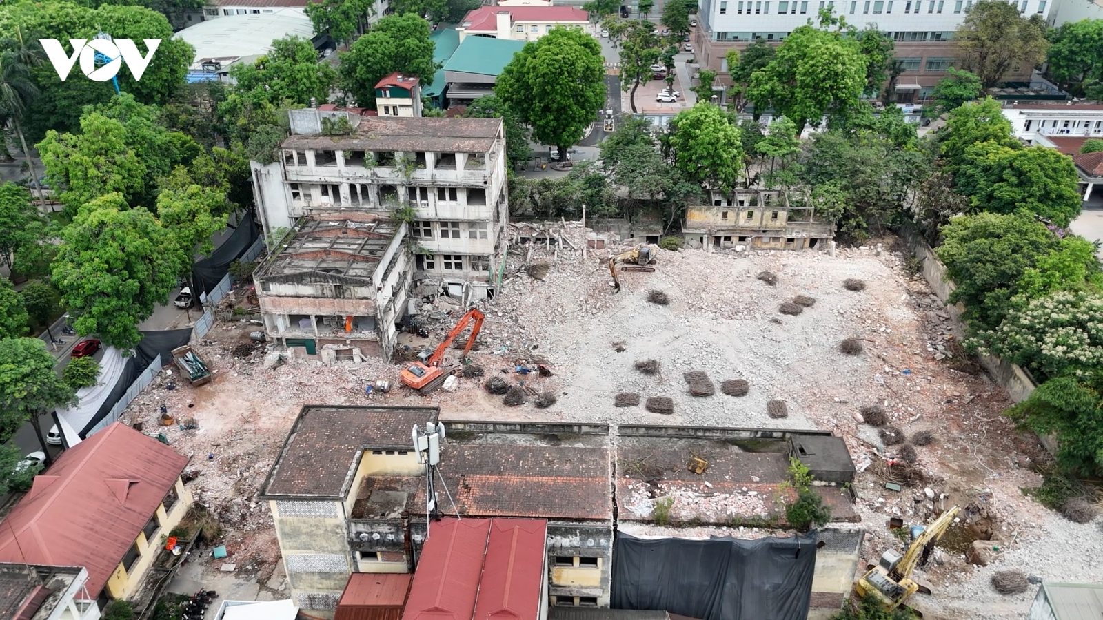 Cận cảnh phá dỡ khu đất “địa chỉ giới trẻ” một thời, mở rộng Nhà tang lễ Quốc gia