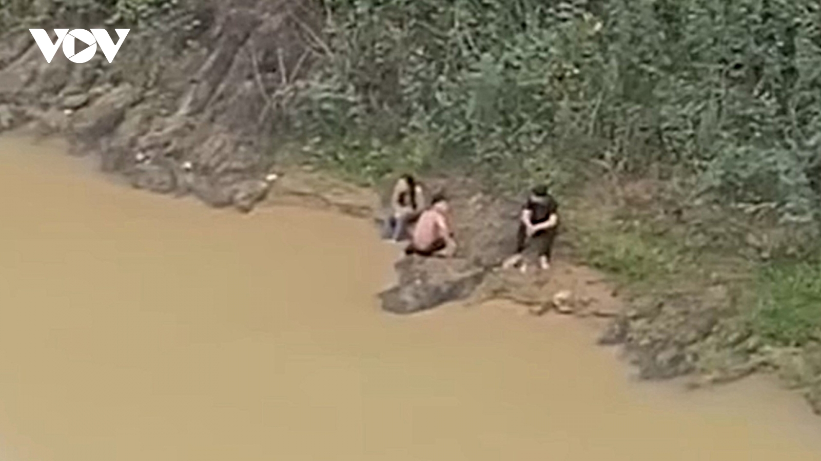 Hai nam sinh lao xuống sông cứu nữ sinh nhảy cầu ở Nghệ An