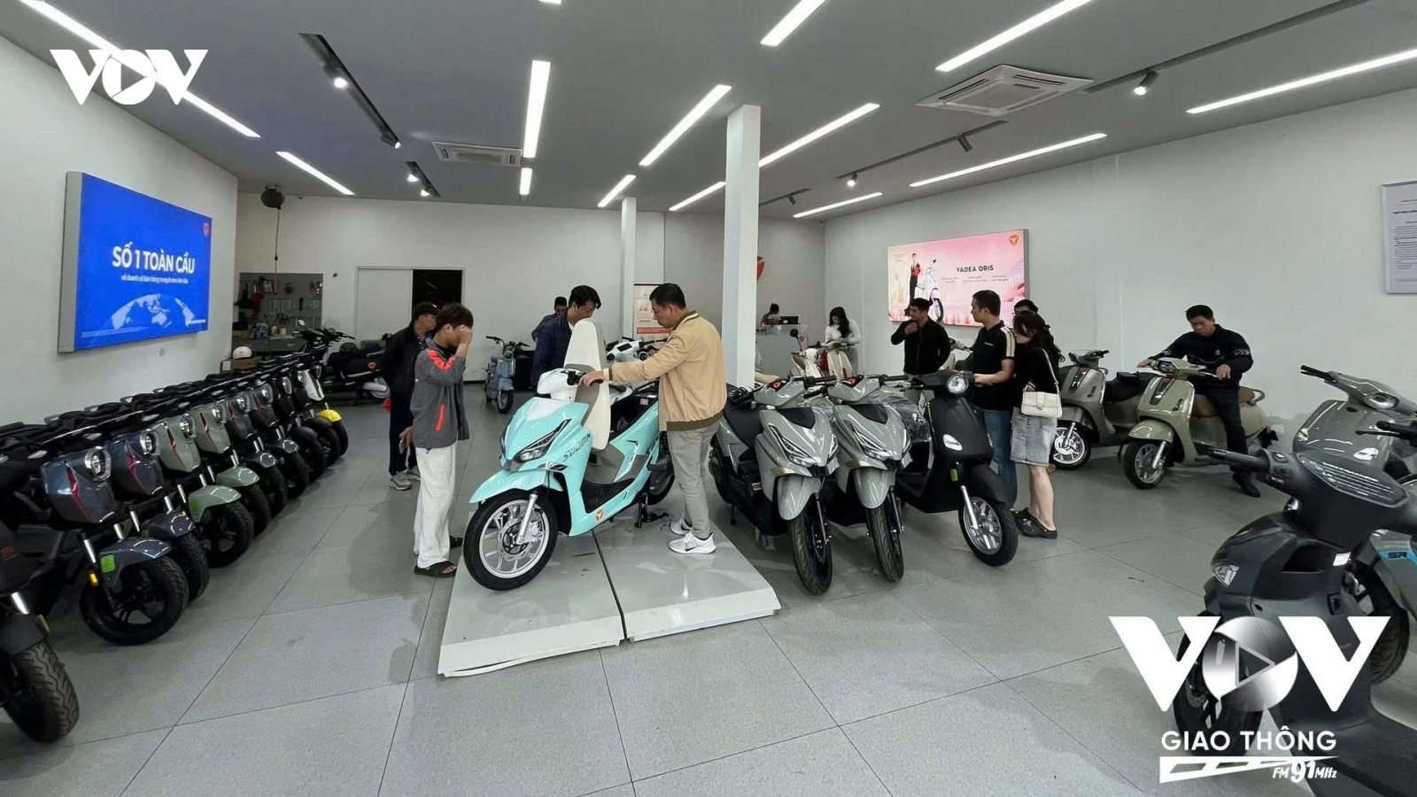 Nhu cầu xe điện tại Hà Nội tăng mạnh dù vẫn lo thiếu trạm sạc