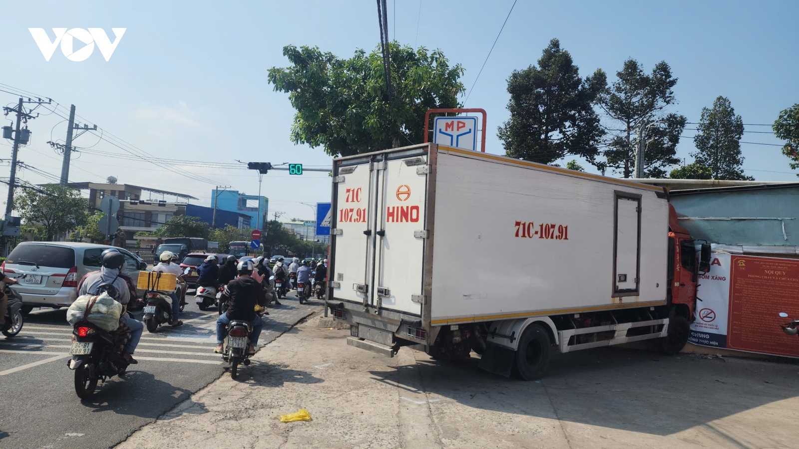 Ô tô tải mất thắng, tông sập tường nhà dân tại Đồng Tháp