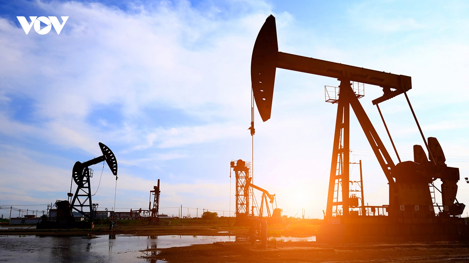 Giá xăng dầu hôm nay 13/4: Giá dầu tăng 7% lên trên 100 USD/thùng