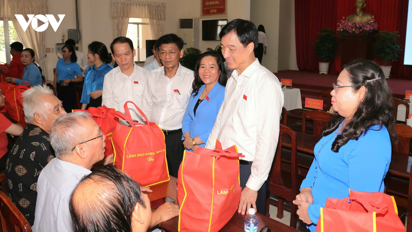 Ông Nguyễn Duy Ngọc thăm, tặng quà người dân khó khăn ở Cần Thơ