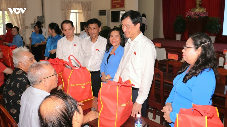 Ông Nguyễn Duy Ngọc thăm, tặng quà người dân khó khăn ở Cần Thơ