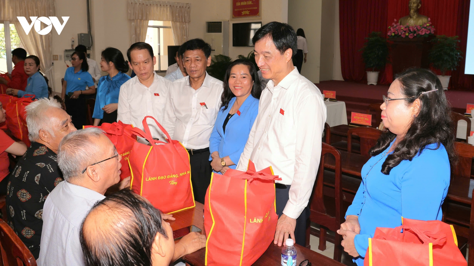 Ông Nguyễn Duy Ngọc thăm, tặng quà người dân khó khăn ở Cần Thơ