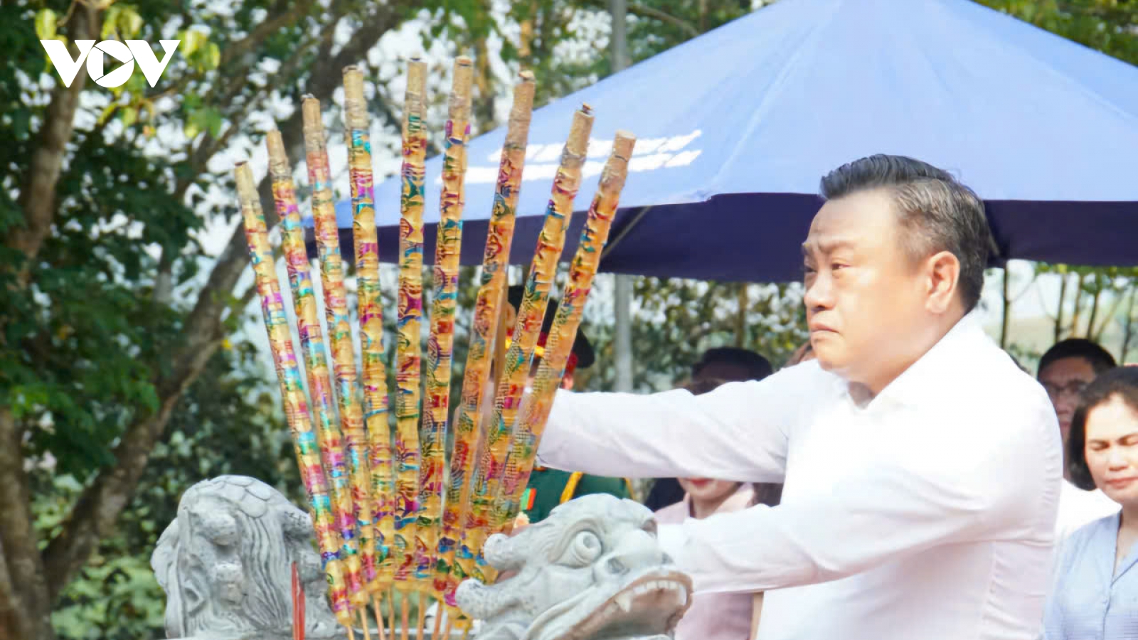 Ông Trần Sỹ Thanh dâng hương tại Di tích Ban Kiểm tra Khu ủy Khu 5