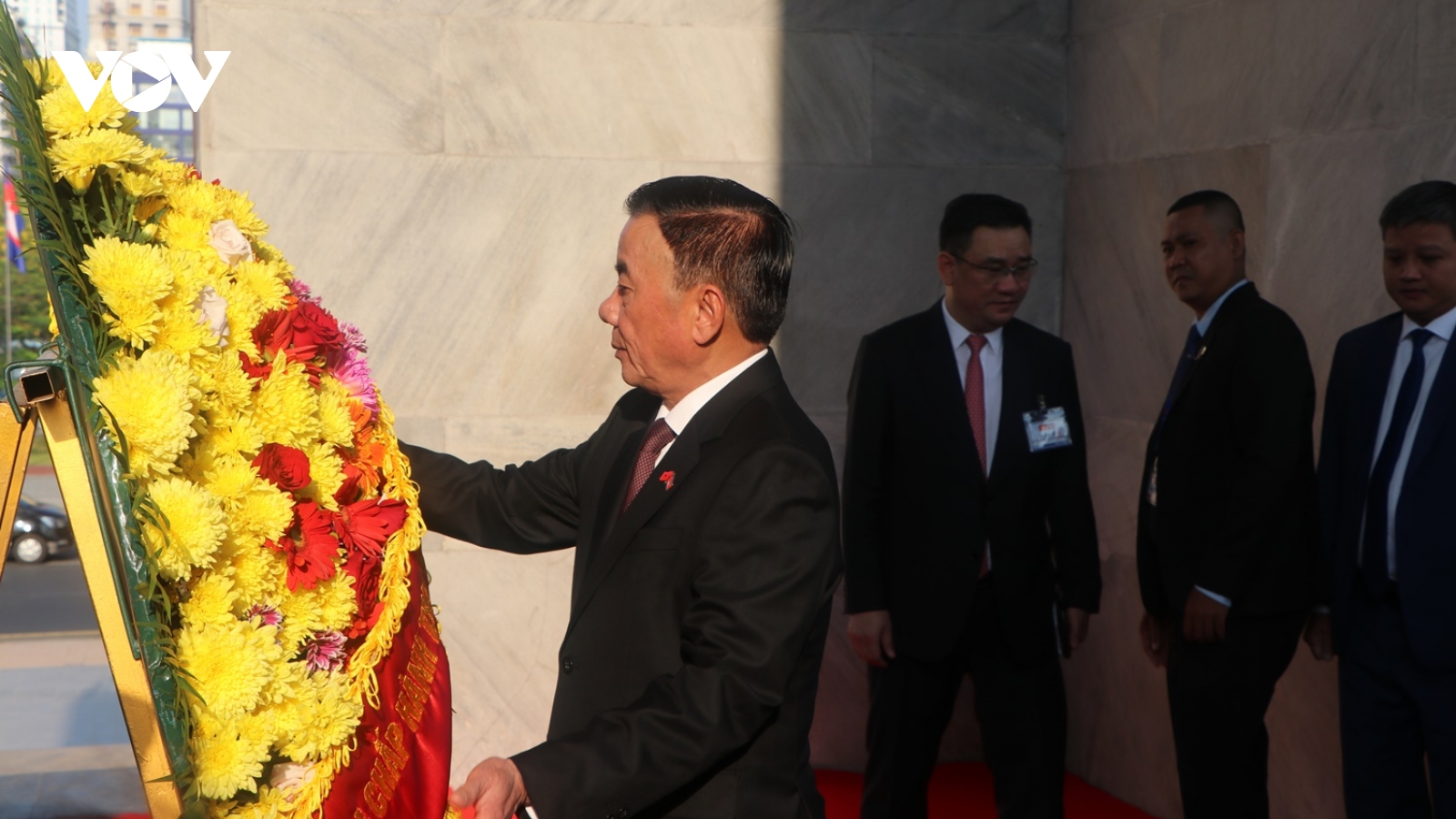 Thường trực Ban Bí thư Trần Cẩm Tú đặt vòng hoa tại Đài Độc lập Campuchia