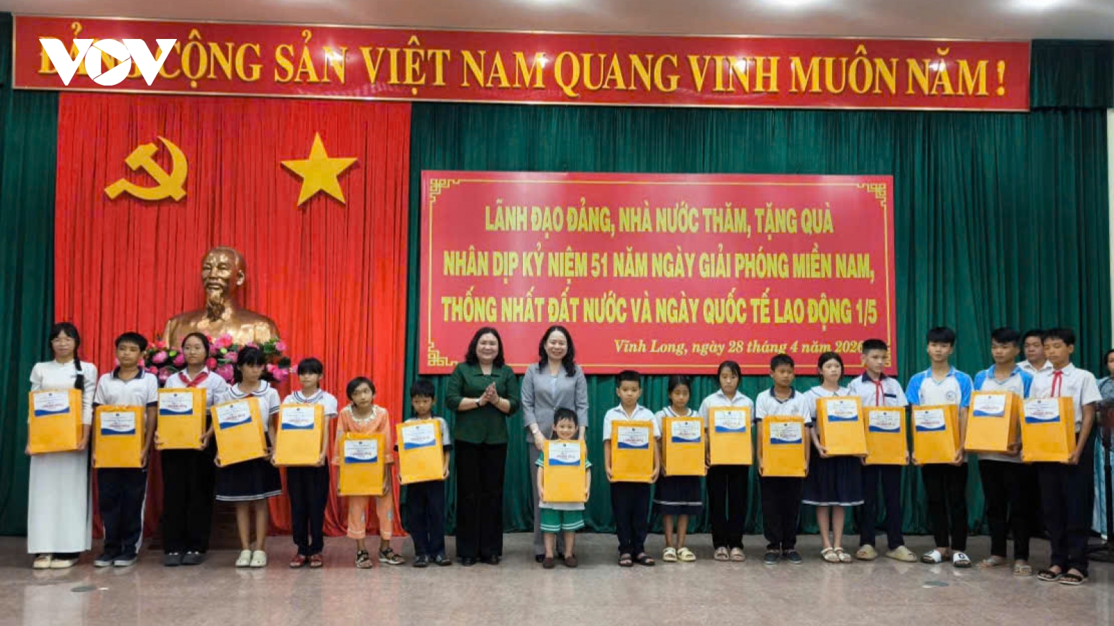 Phó Chủ tịch nước tặng quà cho hộ chính sách, công nhân, trẻ em nghèo Vĩnh Long