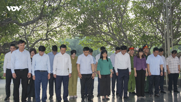 Phó Thủ tướng Nguyễn Văn Thắng dâng hương tri ân tại di tích lịch sử ở Điện Biên
