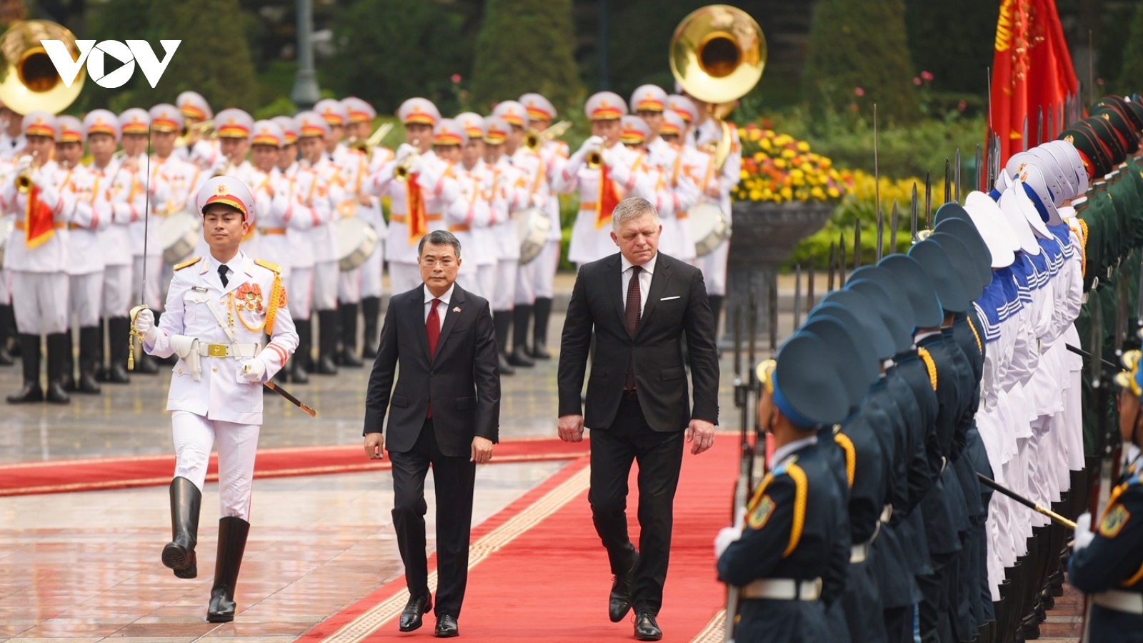 Toàn cảnh Thủ tướng Lê Minh Hưng chủ trì lễ đón chính thức Thủ tướng Slovakia